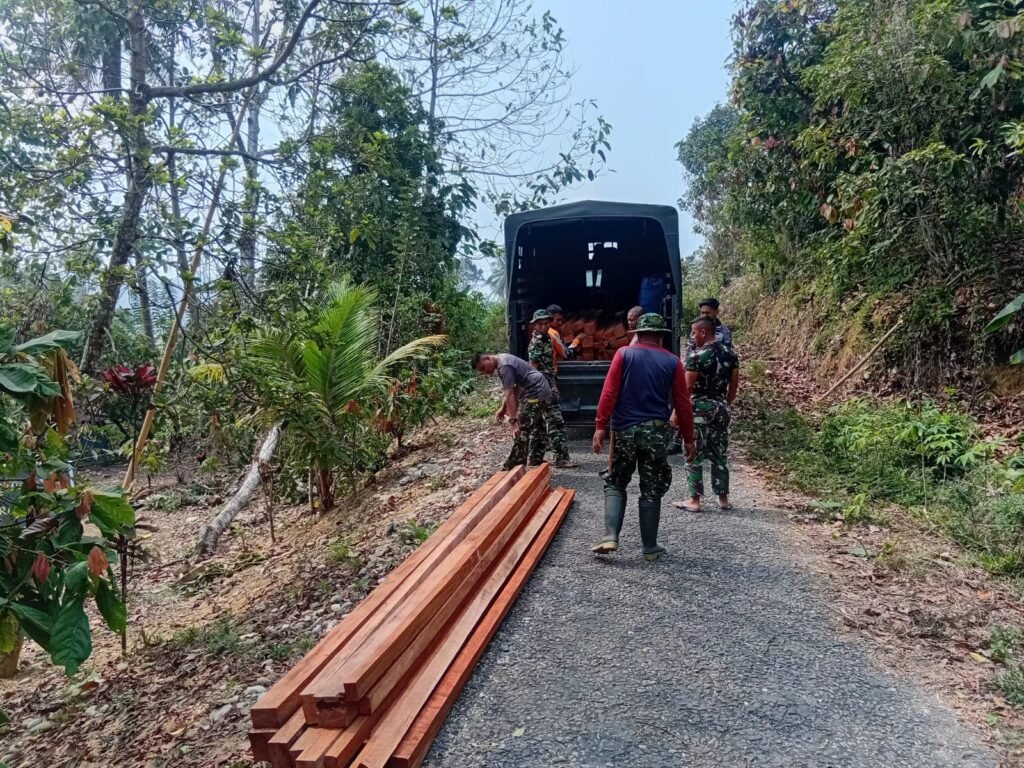 Desa Leboni Sambut Material Perbaikan Rumah Bapak Tuku Djobu dengan Antusias