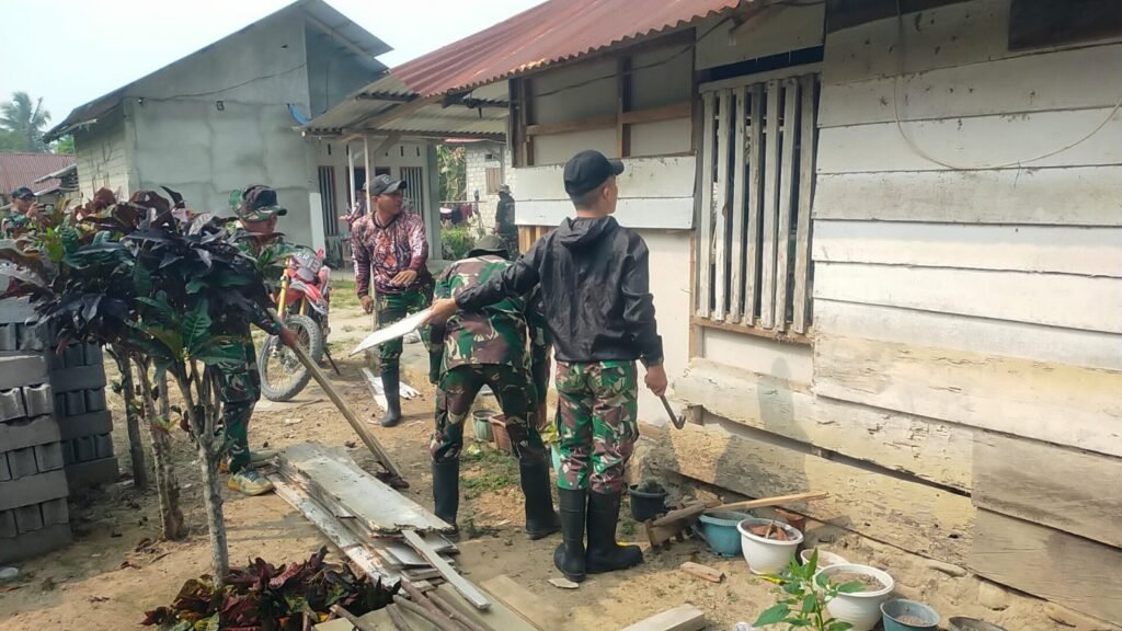 Proyek Rehabilitasi Rumah Bapak Arianton di Desa Soe Dimulai dengan Pembongkaran