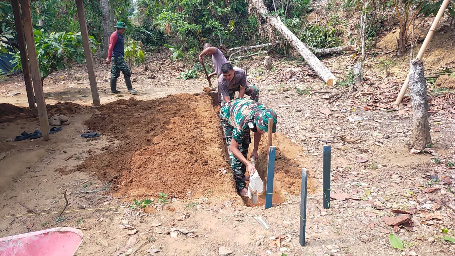 Tim TMMD ke-130 TNI Awali Pembangunan Rumah Tak Layak Huni di Poso
