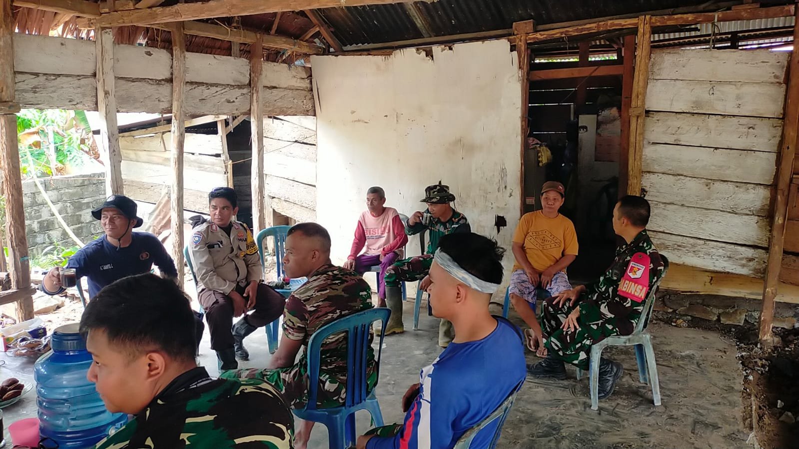 Satgas TMMD ke-130 Kodim 1307/Poso Jalin Komunikasi Hangat dengan Warga
