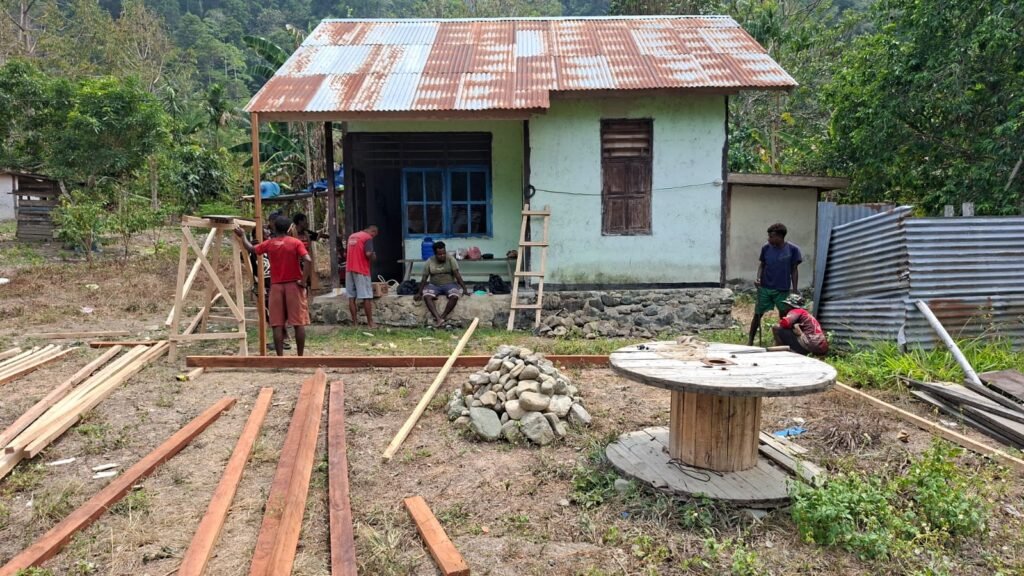 Kemitraan TNI dan Masyarakat dalam Membangun Rumah Layak Huni di Manokwari