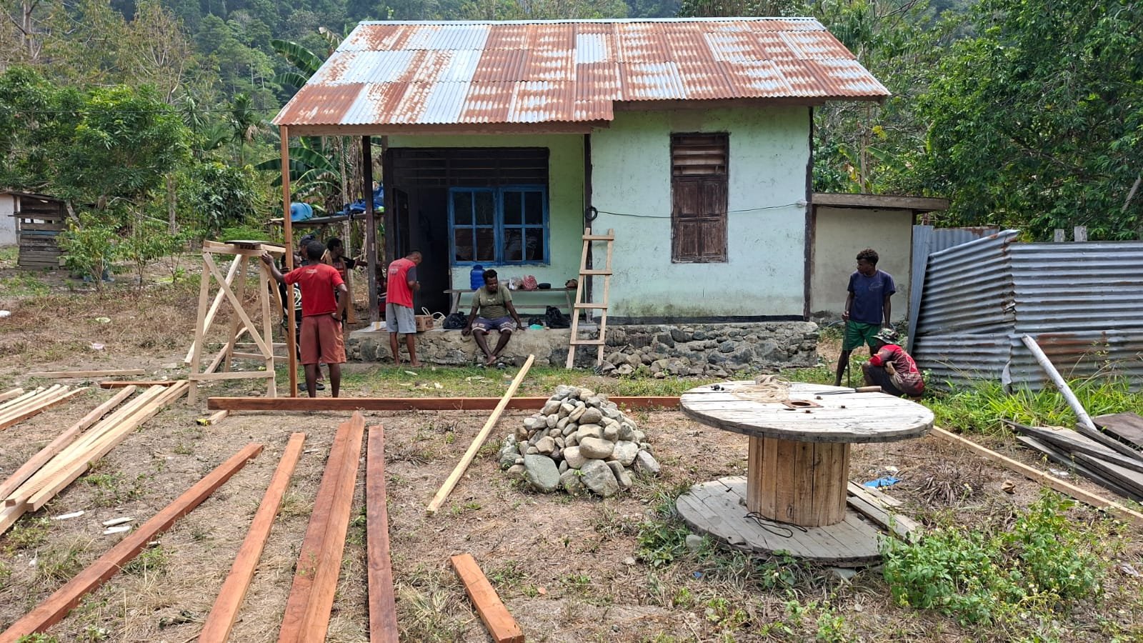 Kemitraan TNI dan Masyarakat dalam Membangun Rumah Layak Huni di Manokwari