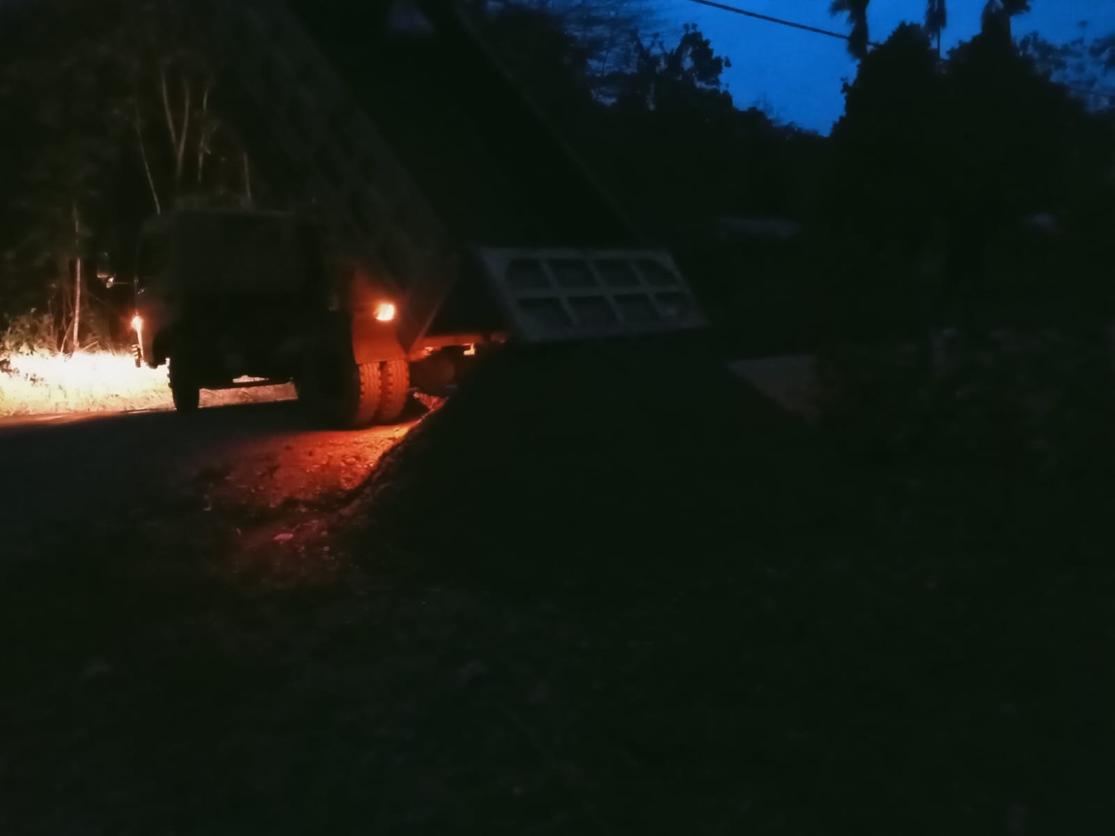 Satgas TMMD Kodim 1808/Mansel Lanjutkan Pengiriman Material Meski Malam Datang