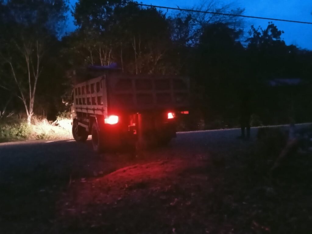 Komitmen Prajurit TMMD Kodim 1808/Mansel Teruskan Proyek Pembangunan di Malam Hari