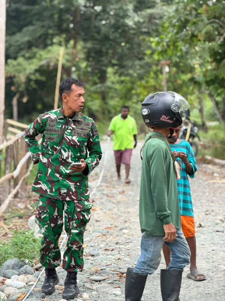 Kapten Inf Hendro Ajak Warga Berpartisipasi Dalam Proyek Jalan TMMD ke-130