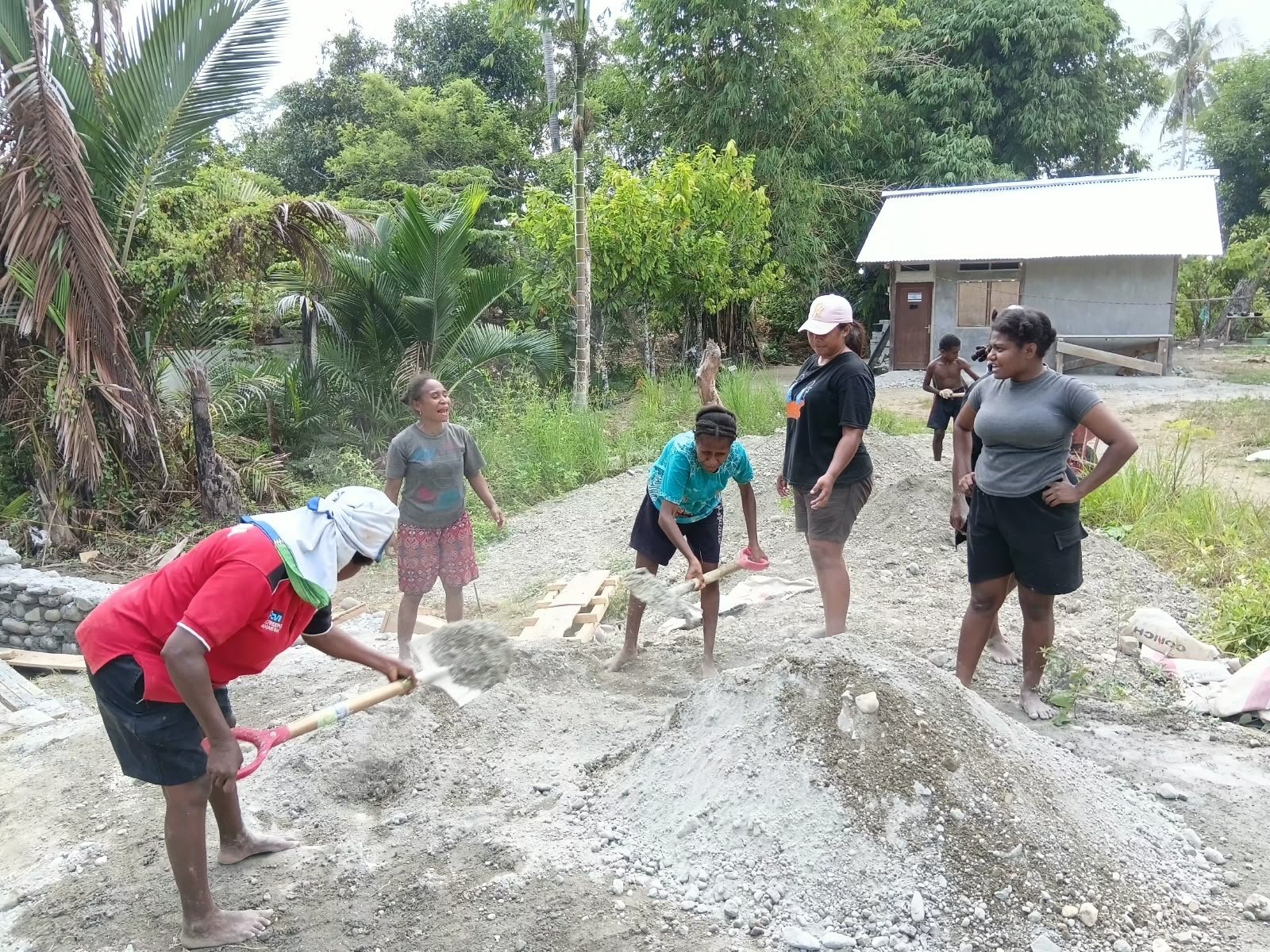 Keterlibatan Ibu-Ibu Papua Dorong Keberhasilan Proyek TMMD di Manokwari Selatan