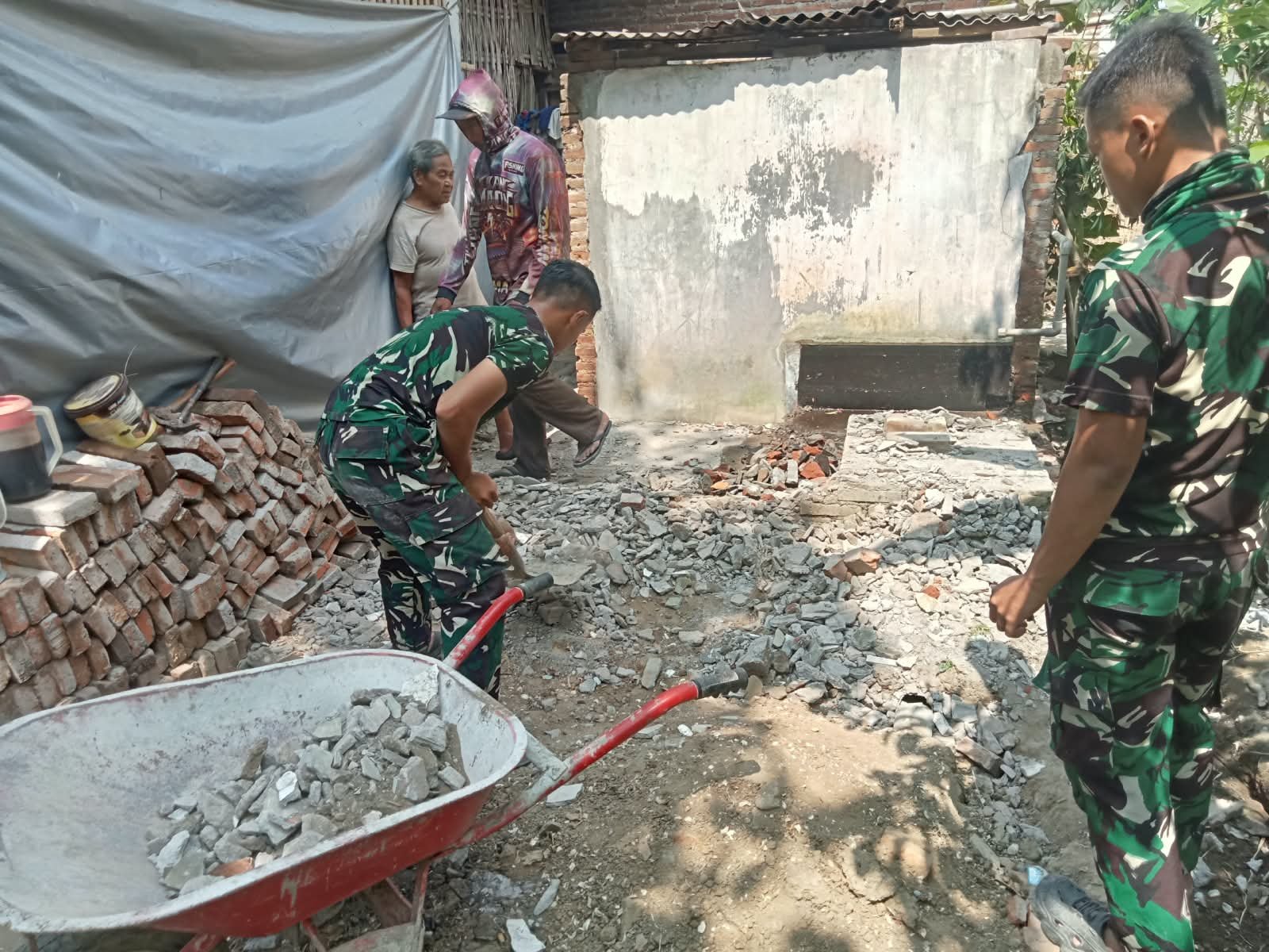 Satgas TMMD Berkomitmen Bangun Rumah dan Sanitasi Untuk Suparlan di Tulungagung