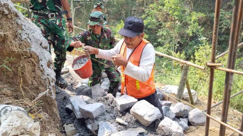 Kepedulian Sosial: Peran Aktif Pak Darto dalam Membangun Desa Taji