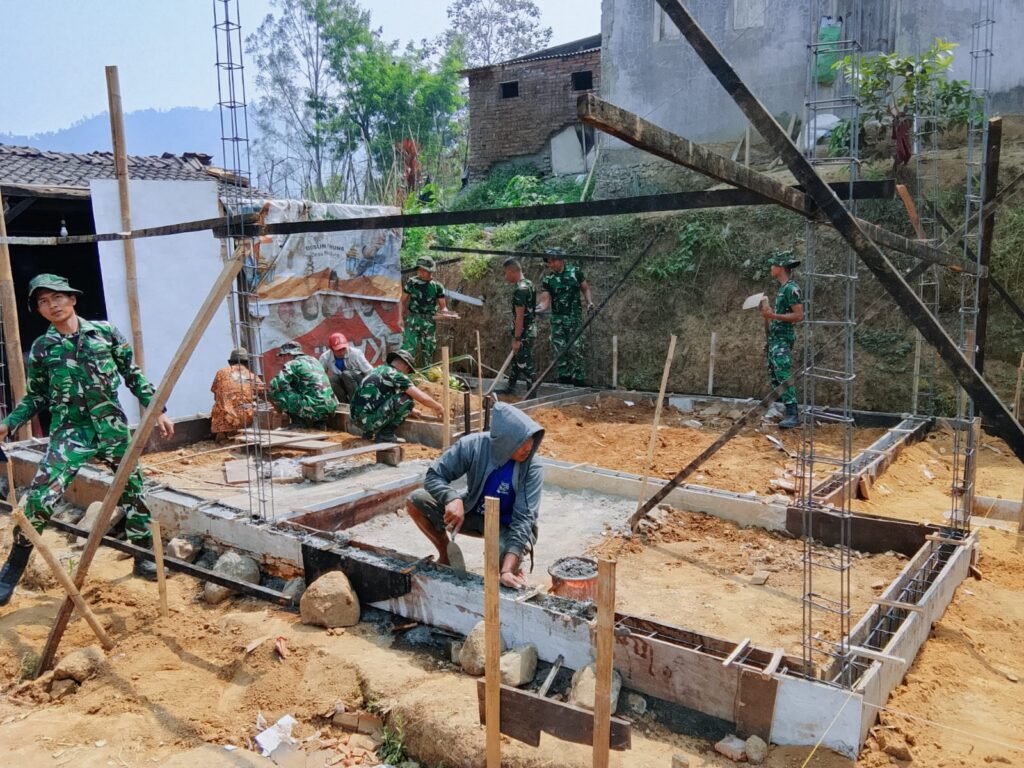 Satgas TMMD ke-130 Realisasikan Pembangunan Pondasi Rumah Bapak Nanang di Malang