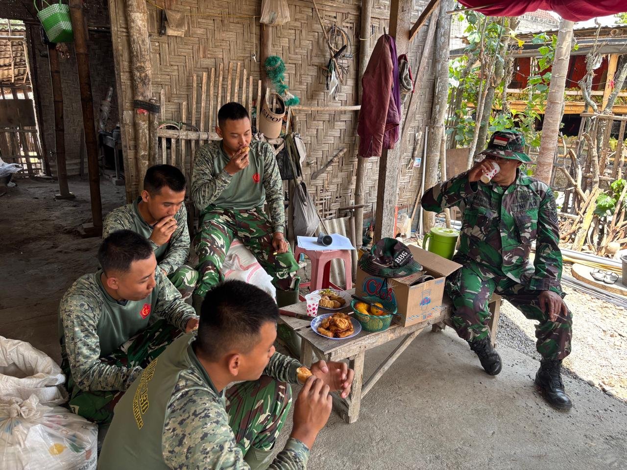 Sambutan sederhana warga: pisang goreng dan tahu hangat untuk prajurit TMMD