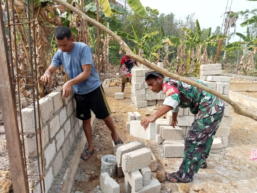 Keterlibatan TNI dalam Membangun Tempat Tinggal Layak untuk Masyarakat Desa