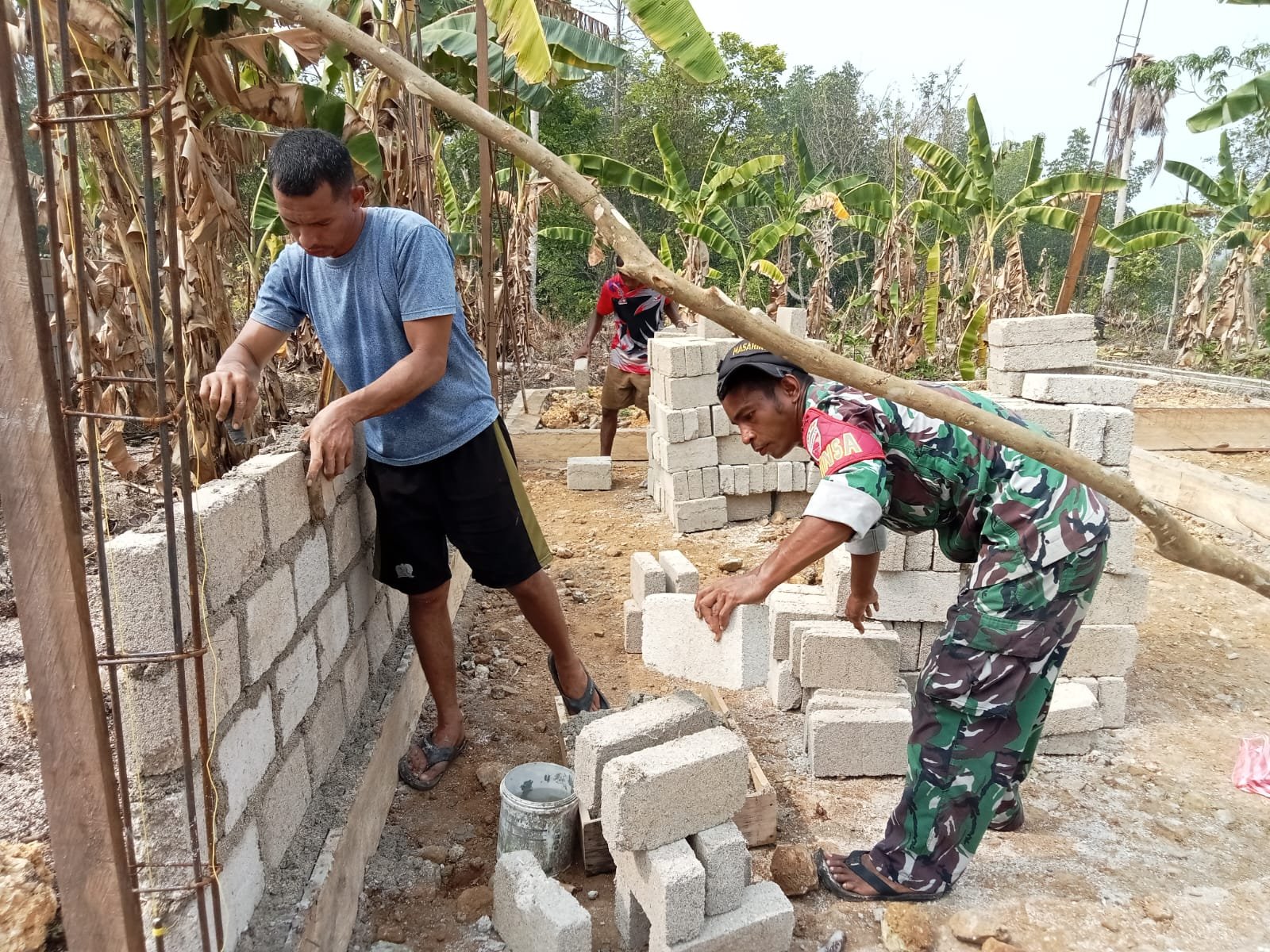 Keterlibatan TNI dalam Membangun Tempat Tinggal Layak untuk Masyarakat Desa