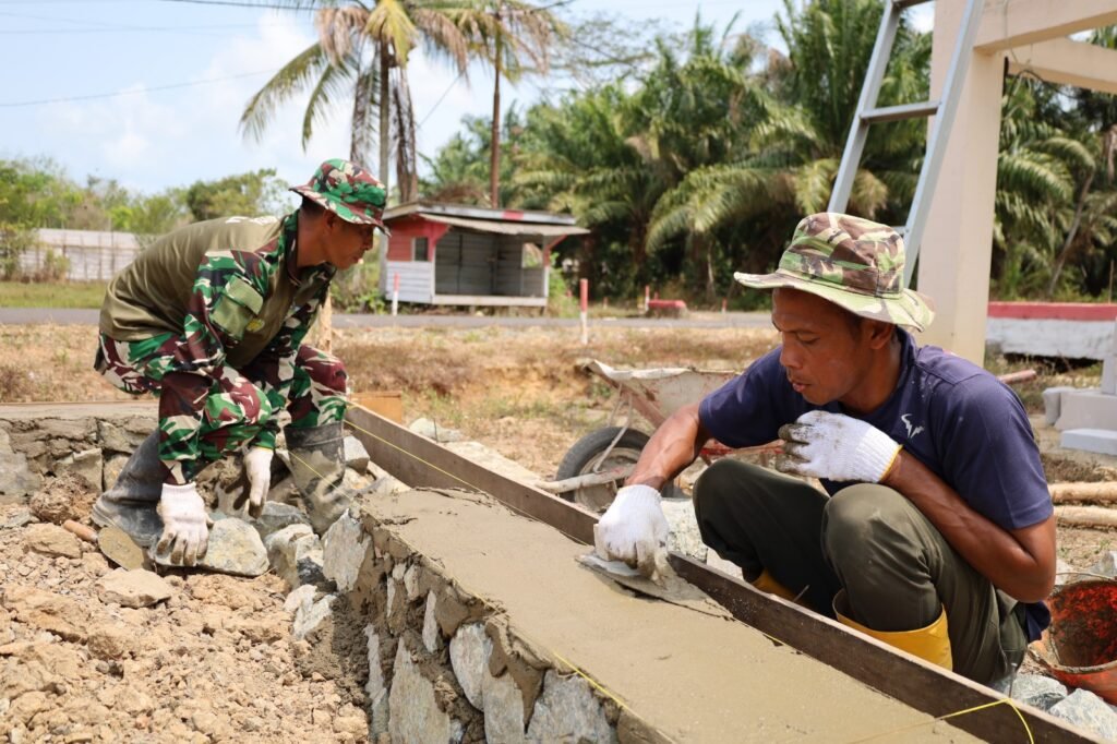 Sertu Edi Nurhadi: Membangun Komunitas dengan Kemampuan Pertukangan di TMMD