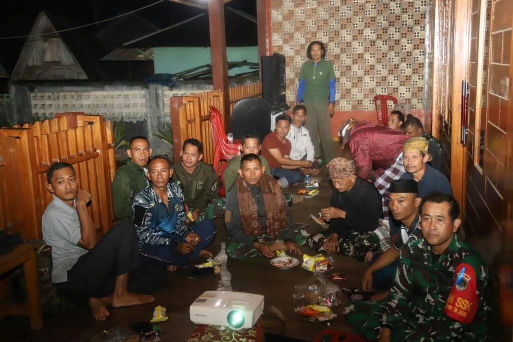 Membangun Komunikasi, TNI dan Warga Citorek Barat Gelar Nobar Sepak Bola