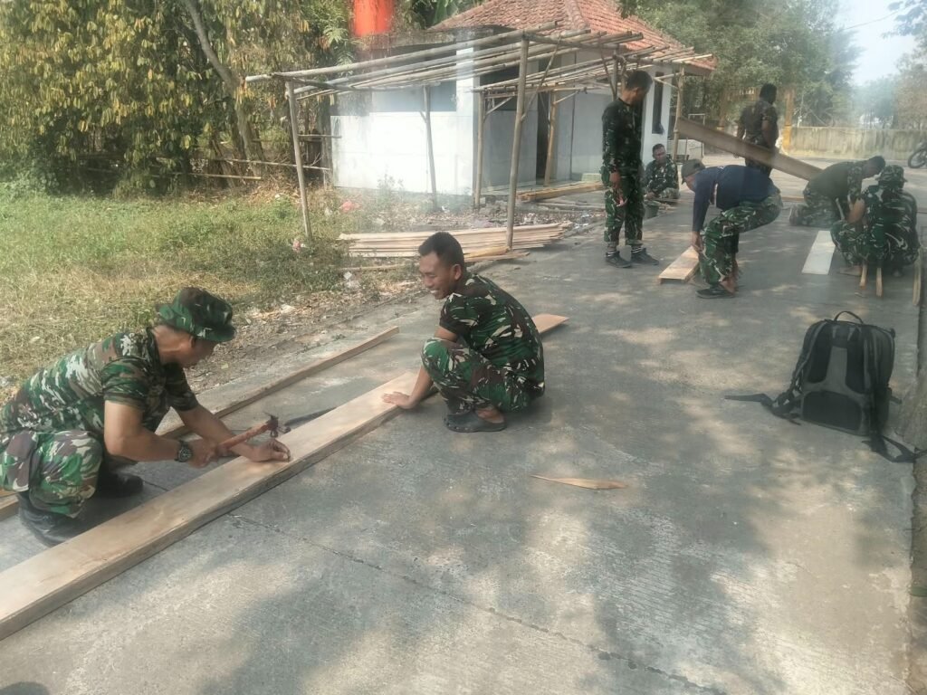 Infrastruktur Kokoh, Anggota TNI Terjun Membuat Bekisting di Desa Sumur Bandung