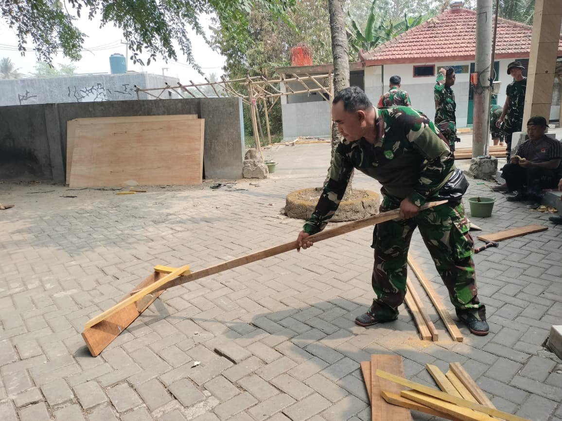 Satgas TMMD ke-130 Berinovasi dengan Alat Bantu Pembangunan di Desa Sumur Bandung