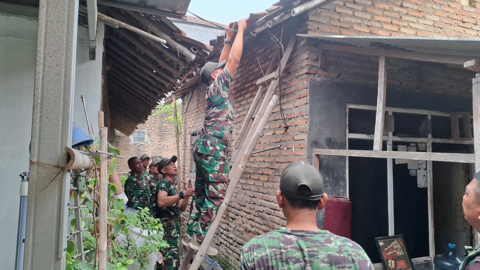 Kodim 0510/Tigaraksa luncurkan pembongkaran rumah disabilitas di Desa Sumur Bandung
