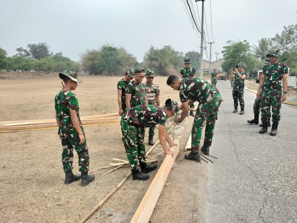 Upaya Satgas Kodim 0510 Membangun Infrastruktur di Sumur Bandung Melalui Bekisting