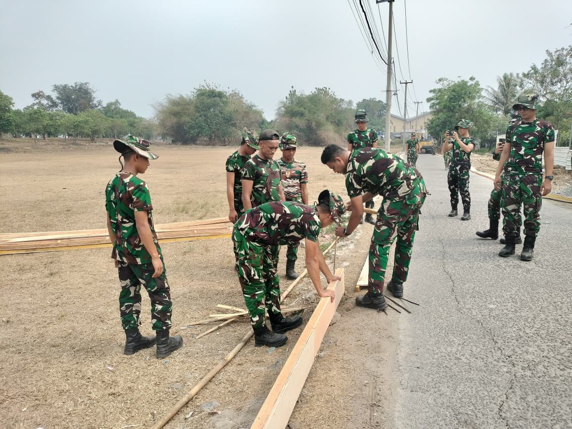 Upaya Satgas Kodim 0510 Membangun Infrastruktur di Sumur Bandung Melalui Bekisting