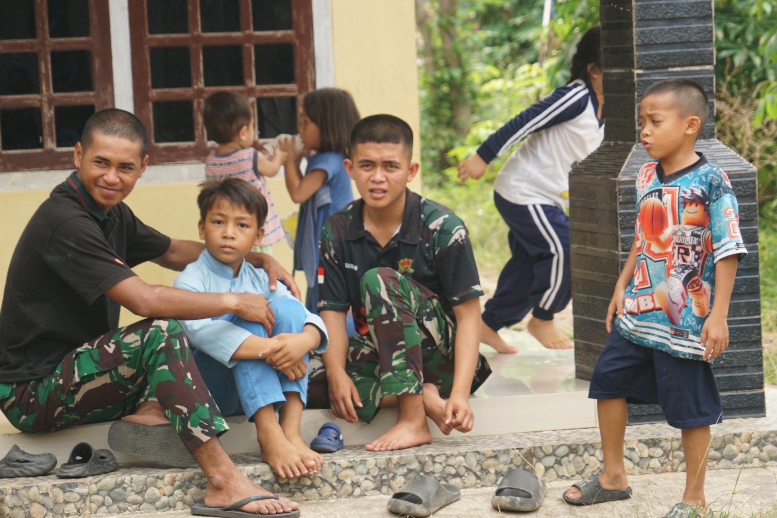 Anak-Anak Kandang Limun Rayakan Kunjungan Satgas TMMD dengan Keceriaan