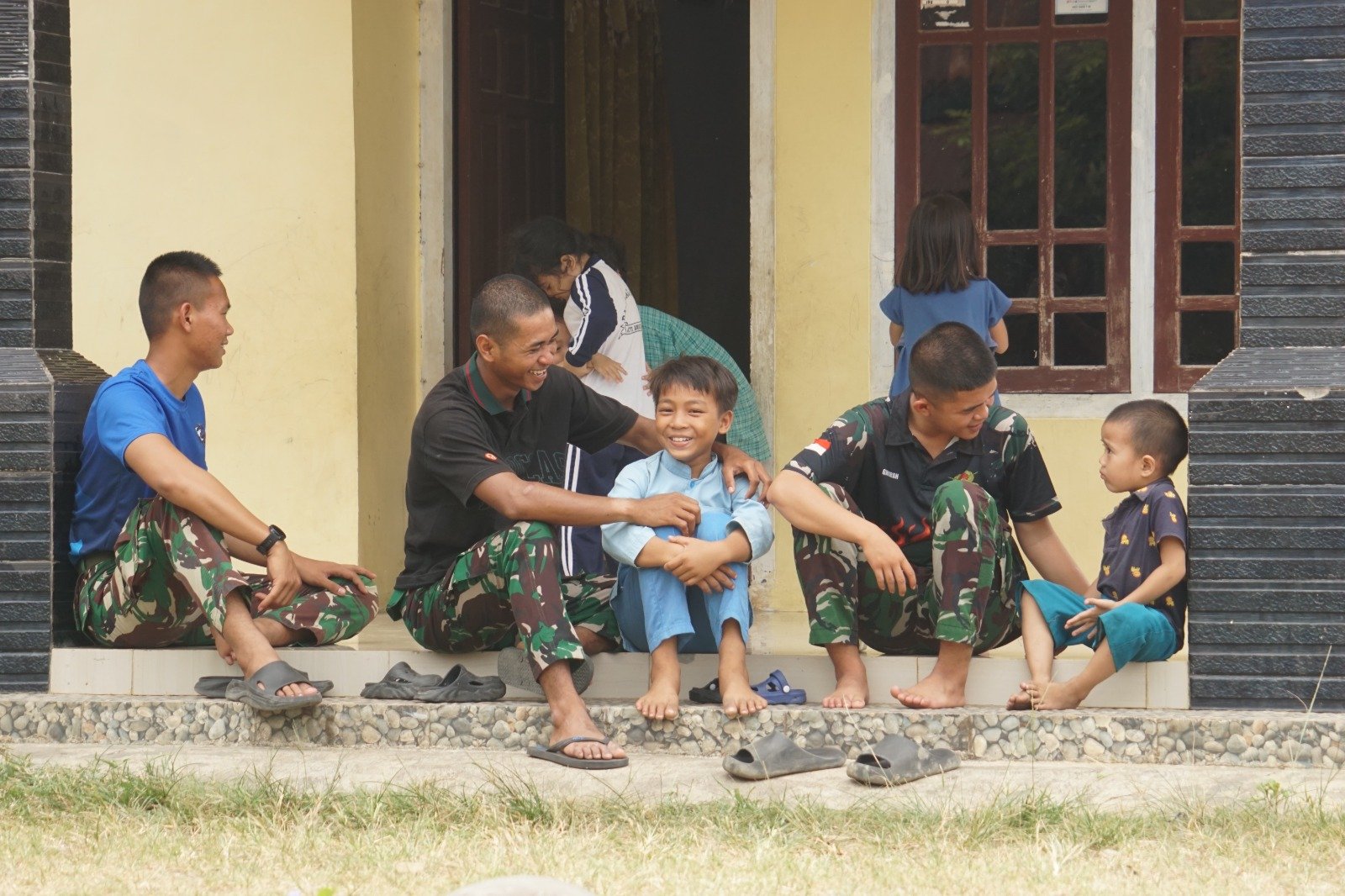 Anak-Anak Menyambut Hangat Kehadiran Tim TMMD di Bengkulu