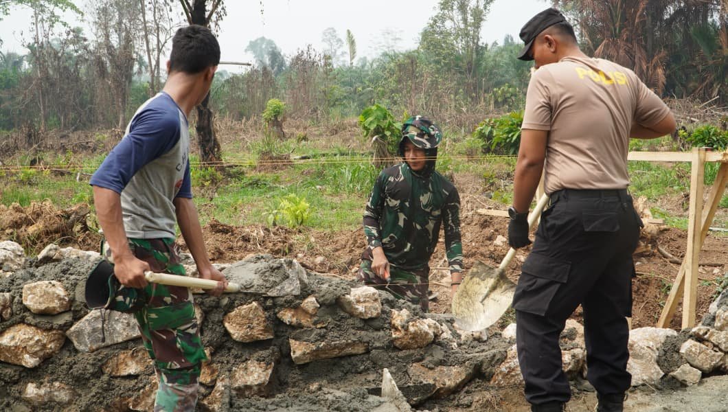 TNI dan Polri Bergerak Bersama dalam Pembangunan Desa di Luwu Timur
