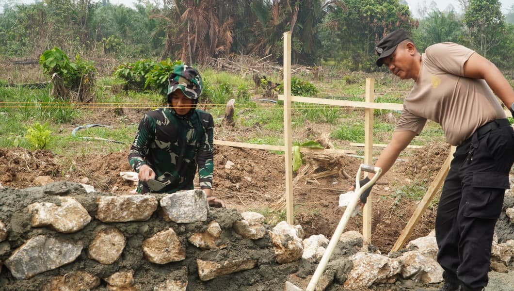 Membangun Kebersamaan: TNI dan Polri Bersinergi dengan Warga di TMMD