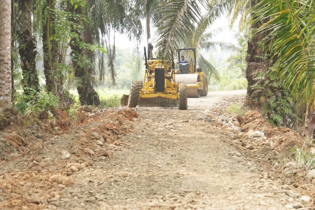 Pembangunan Jalan TMMD ke-130: Mendorong Perekonomian di Kandang Limun