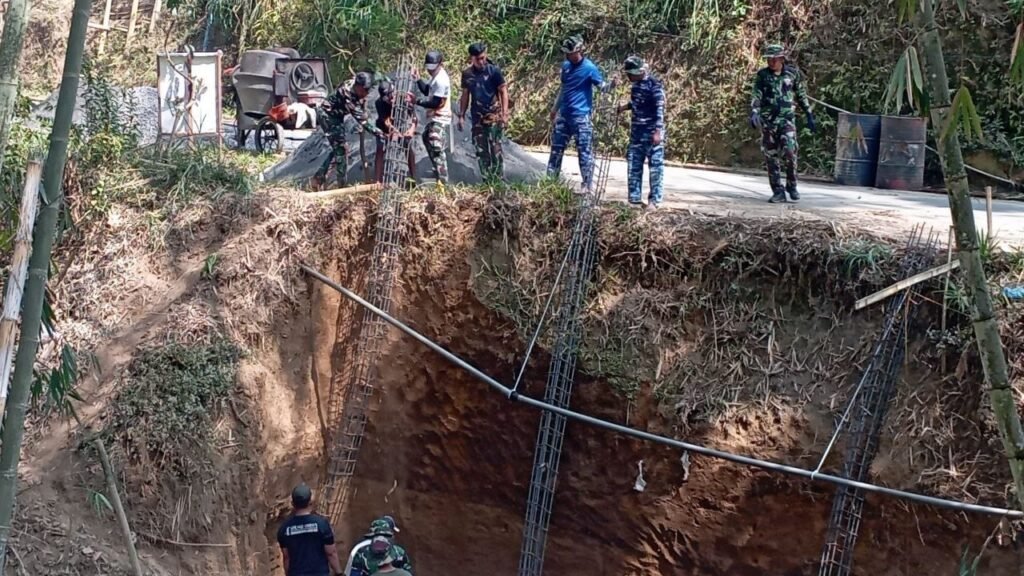 Kolaborasi Masyarakat dan TNI dalam Proyek Dinding Penahan Tanah di Umbutlegi