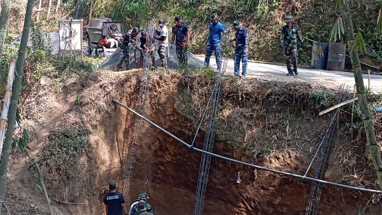 Kolaborasi Masyarakat dan TNI dalam Proyek Dinding Penahan Tanah di Umbutlegi