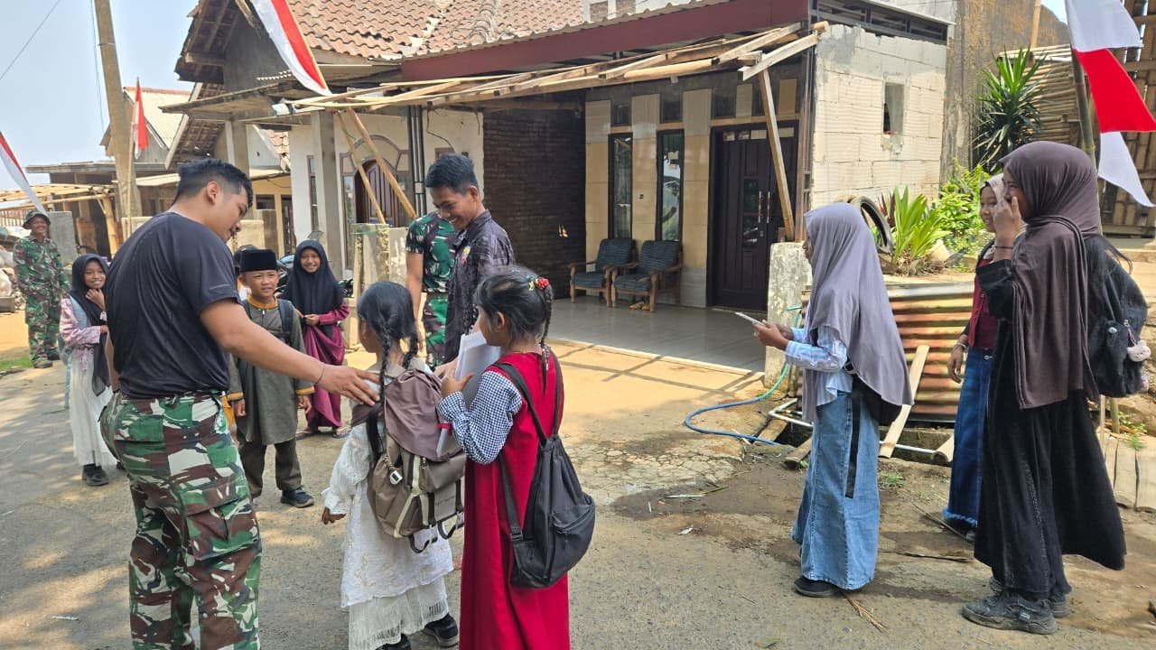Membangun Kebersamaan: Satgas TMMD ke-130 Berinteraksi Hangat dengan Anak Desa Taji