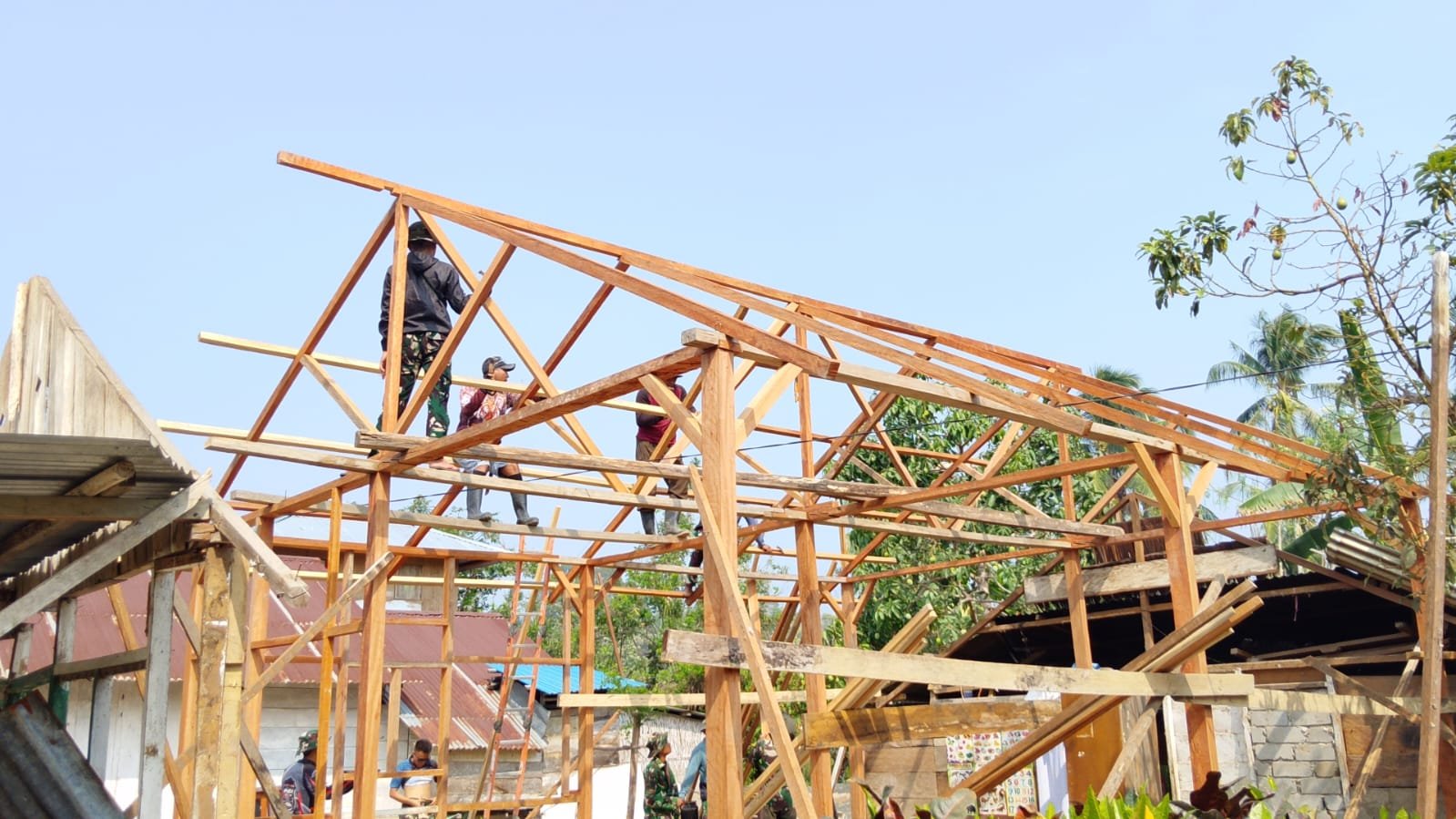 Pembangunan RTLH untuk Arianto Atan Maju Pesat, Satgas TMMD Terus Berkontribusi