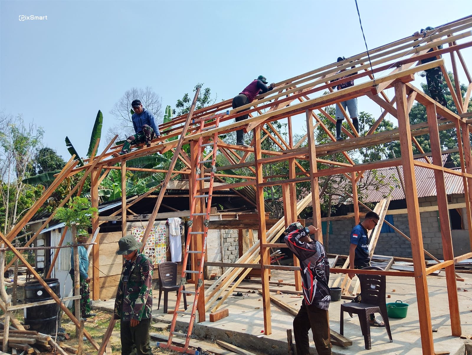 Kemajuan Proyek Atap RTLH di Desa Soe Dapat Dukungan Penuh dari TNI