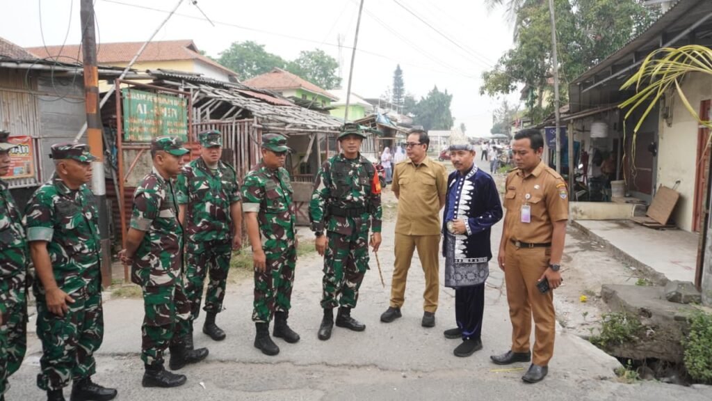 Kolonel Sudiatna Kunjungi Lokasi TMMD untuk Pantau Proyek Jalan di Desa Sumur Bandung