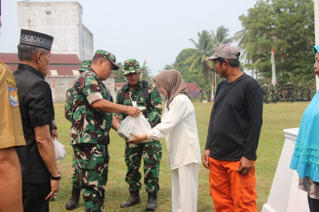 TNI Ajak Warga Kandang Limun Berdayakan Diri Lewat Bantuan Sembako