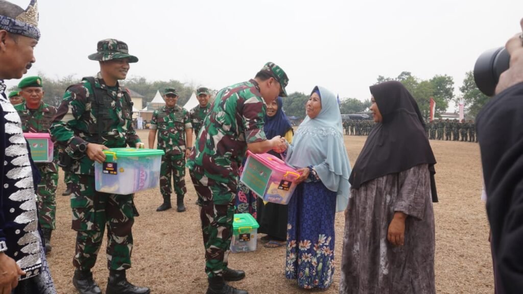 TNI Rayakan Awal TMMD ke-130 dengan Penyerahan Sembako bagi Warga Tigaraksa