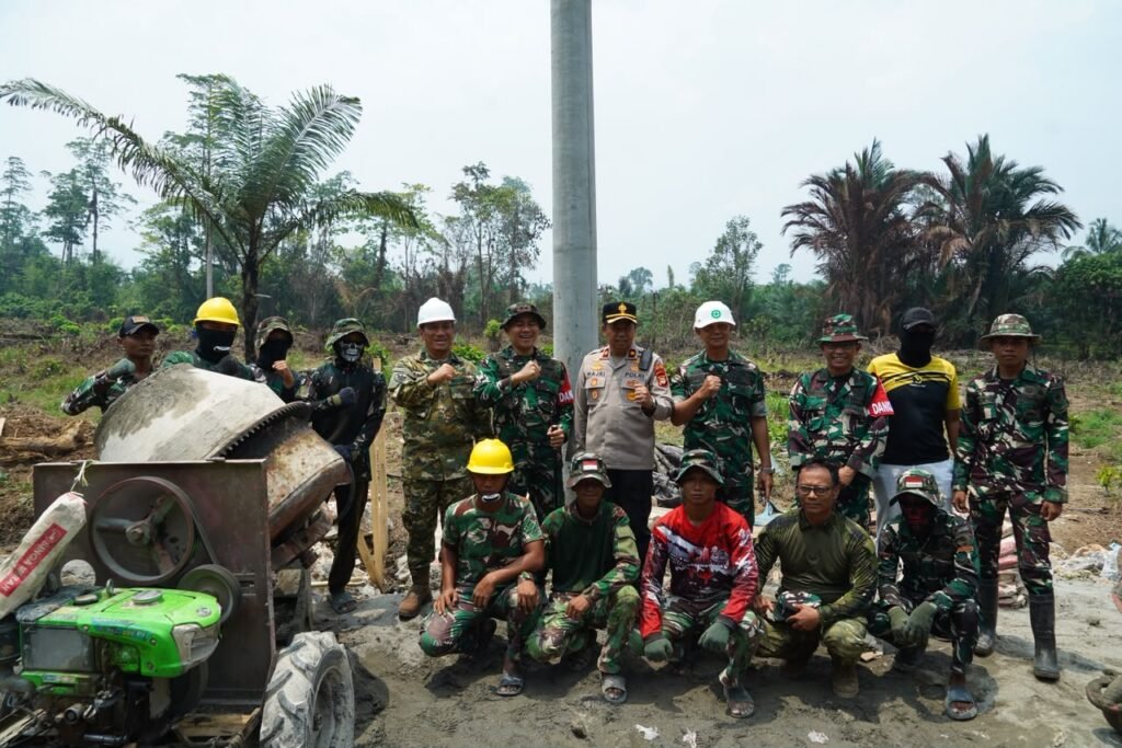Bupati Luwu Timur Tinjau Kemajuan Proyek Jalan TMMD Ke-130 di Parumpanai