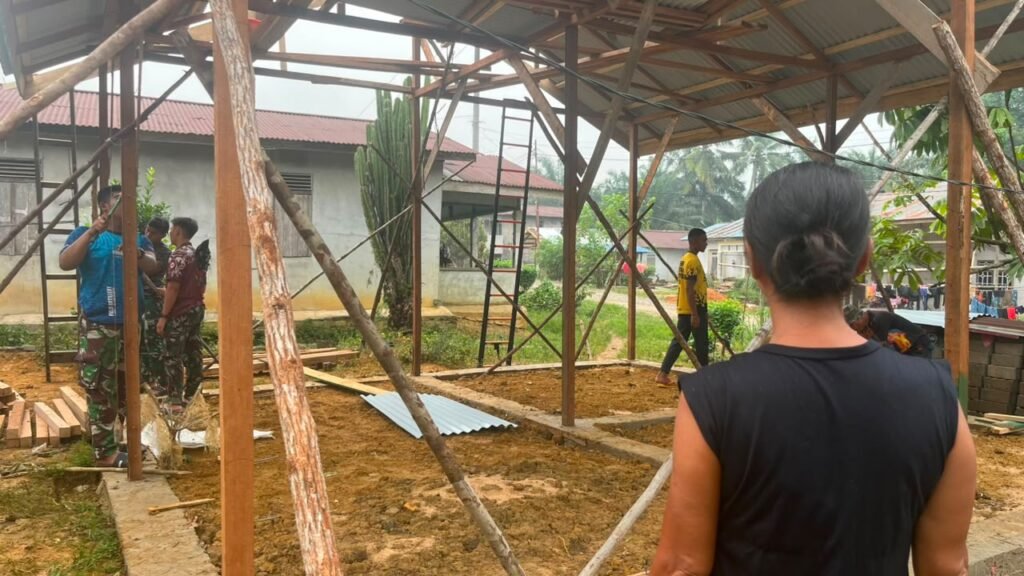 Kolaborasi TNI dan Masyarakat Wujudkan Pembangunan Rumah Bu Suhanim di Landak