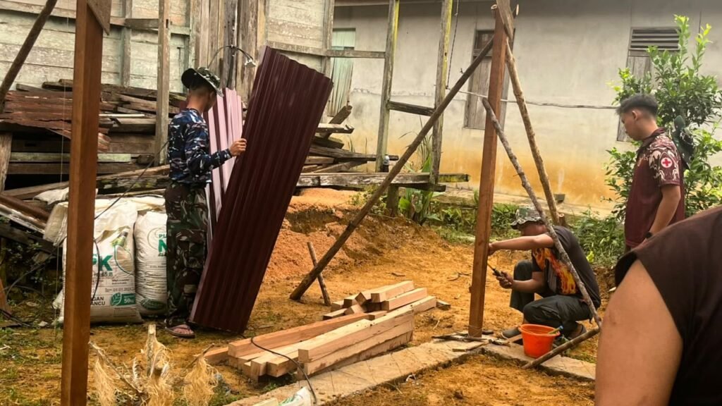 Keterlibatan Satgas TMMD dalam Mewujudkan Hunian Baru Bu Suhanim di Landak