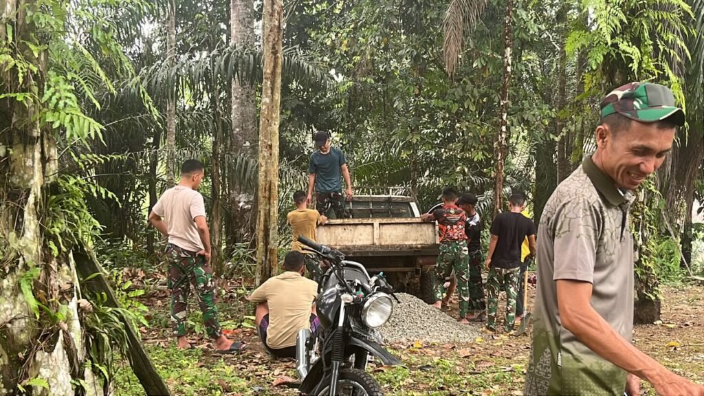 Prajaurit Satgas TMMD Ke-130 Berjuang Keras Angkut Material Demi Infrastruktur